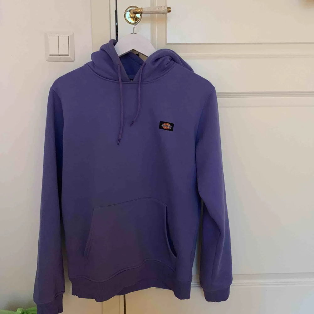 En lila hoodie ifrån dickies, använd max 3 gånger. Köpt på Carlings för 699kr 🌸kan mötas i Uppsala annars står köparen för frakt🌸. Hoodies.