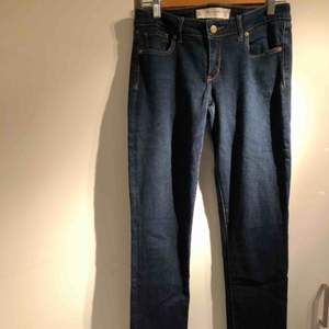 Skinny jeans fån Abercrombie & Fitch. Stl W28, L33. Mycket fint skick. 