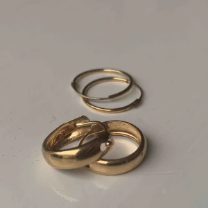  - örhängen i 18k guld.  Tunna: SÅLDA!!  Större: Köpt:1800kr Säljer:500kr