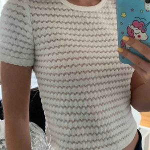  - Så söt och vårig topp från Zara! Tjockt och bra material. Knappt använd. Passar XS