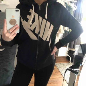  - Hoodie med dragkedja från Nike i storlek S. Frakt tillkommer!💋