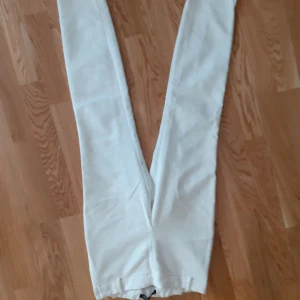 Kostymbyxor Zara xs  - Snygga kostymbyxor i pennmodell sprunn nere vid fötterna i st xs Dom är från Zara sitter så snyggt lite stretch i tyget.