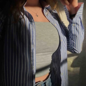  - Randig skjorta i väldigt bra skick, knappt använd! Kan mötas upp i Uppsala, eller så tillkommer frakt