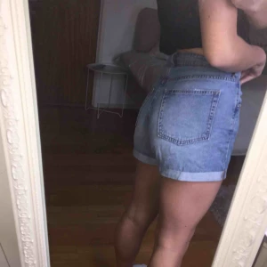  - Jeansshorts från H&M i storlek 40. De liknar momjeans lite i modellen och är supersköna och fina. Sparsamt använda så de är i fint skick! Pris kan diskuteras☺️ 