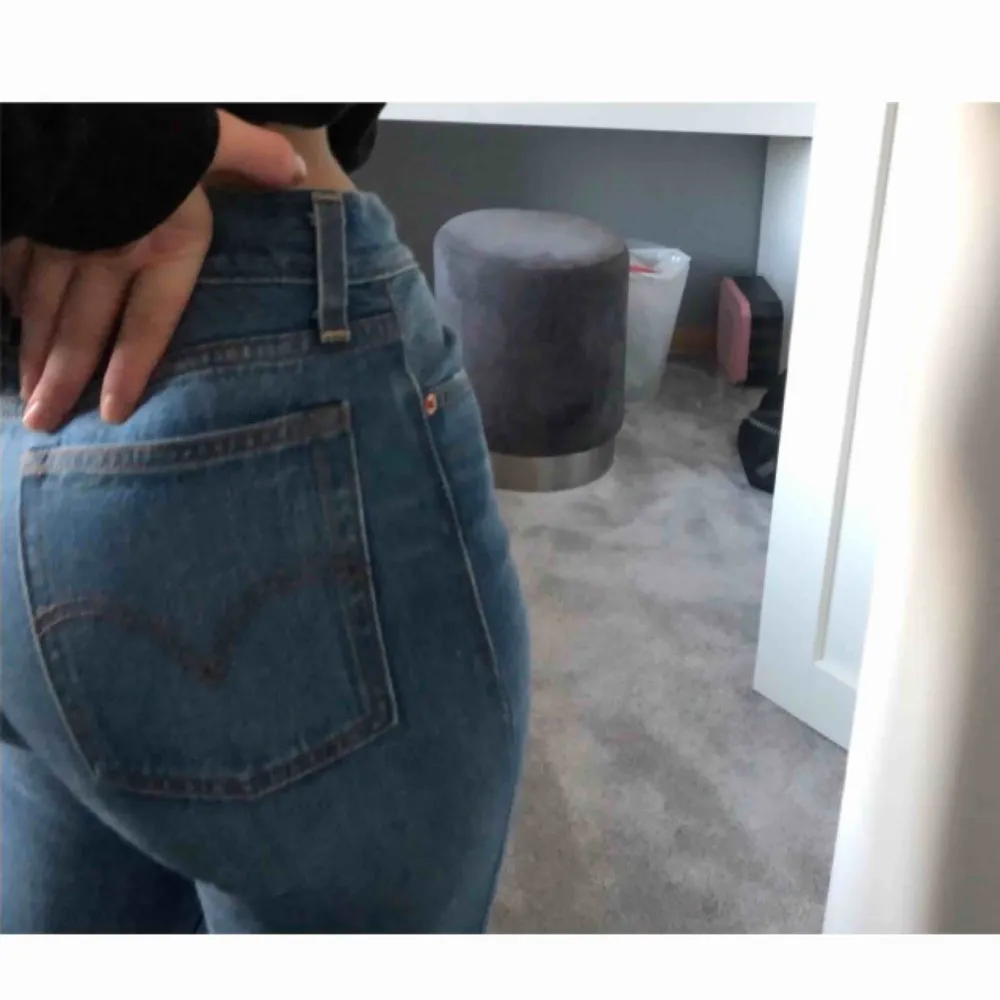 säljer mina favorit jeans som jag nu tyvärr har växt ur </33,mycket bra skick💞💖💖 köpta för 1100kr. Jeans & Byxor.