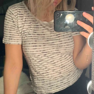  - Vit beige randig T-shirt från Monki. Använd 1-2 gånger. Fint skick. Passar till allt. Köparen står för frakt