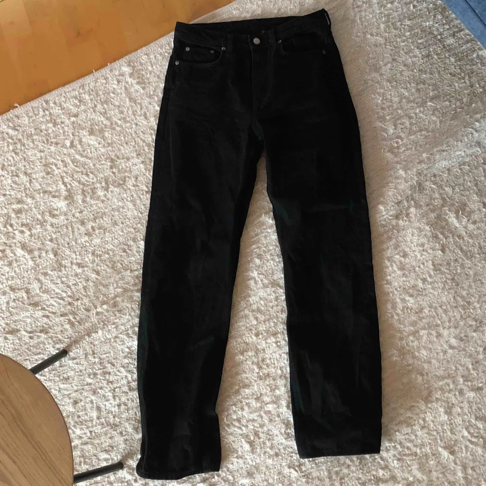 Jeans från weekday i modellen voyage💓 klassiska svarta jeans med rak passform❣️ köparen står för frakten . Jeans & Byxor.
