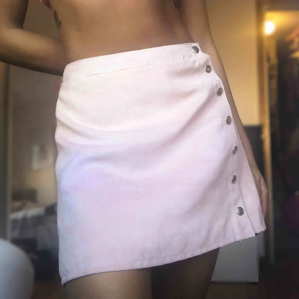 💖STORLEK: 36  🛍BUTIK: H&M  🌸 rosa fin kjol med knappar på sidan för öppning och stängning.  🔥Oanvänd  🛒 SWISH, LÄMNAR/UPPHÄMTNING NACKA/STHLM, annars fraktkostnad som pålägg . Kjolar.