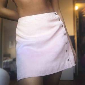 💖STORLEK: 36  🛍BUTIK: H&M  🌸 rosa fin kjol med knappar på sidan för öppning och stängning.  🔥Oanvänd  🛒 SWISH, LÄMNAR/UPPHÄMTNING NACKA/STHLM, annars fraktkostnad som pålägg 