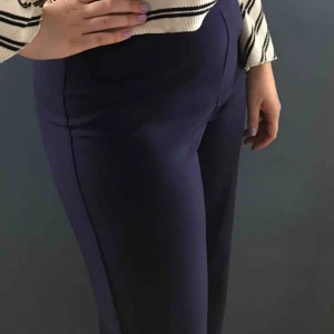  - Vida kostym byxor i marin blå storlek M utan fickor 