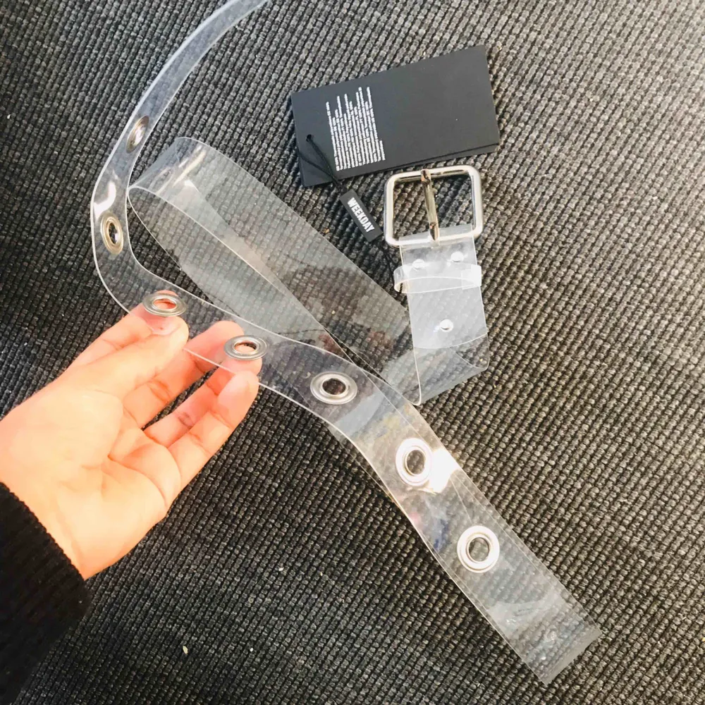 Detta är ett (Sea Transparent Belt) från Weekday, när jag köpte det tittade jag aldrig på storleken och det visades vara allt för stort för mig. Det är aldrig använt och prislappen sitter fortfarande på.😘. Accessoarer.