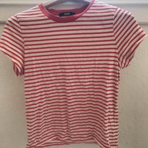 - T - shirt från bikbok knappt andvänd. Frakt ingår 