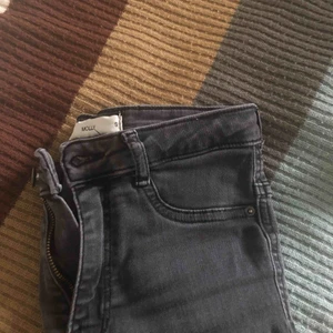  - Fina Basic grå/svarta Molly jeans från Gina tricot, högmidjade