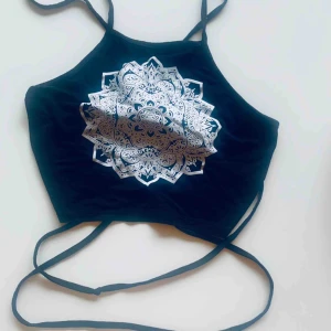  - Skit snygg magtröja med knyte, perfekt till sommaren. Säljer pga för liten. (Frakt tillkommer)