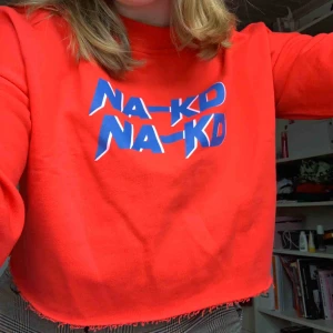  - Snygg Croppad sweatshirt från NA-KD. Aldrig använd och med prislapp kvar. Fri frakt!
