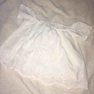  - Supersöt blus. Oanvänd, i storleken SMALL. Säljes då den inte kommer till användning. Inte riktigt min stil.  • Köparen står för frakt!