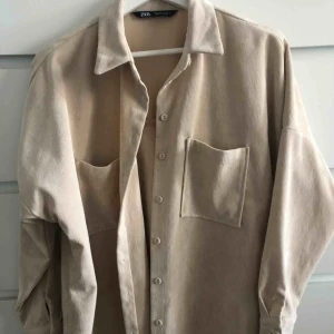  - Super fin oversized skjorta från zara  Säljer pågrund av att den inte kommer till användning  Frakt står köparen för budet ligger på 250kr