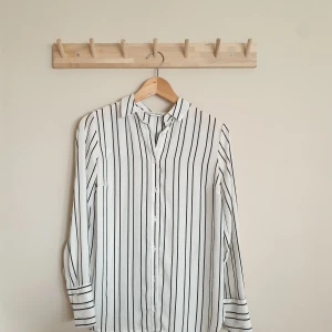 Randig skjorta - Jättefin skjorta perfekt nu till sommaren instoppad i ett par jeans/shorts. Använd någon enstaka gång. Säljes då jag tyvärr drar mig till mörkare färger. Köparen står för frakt.