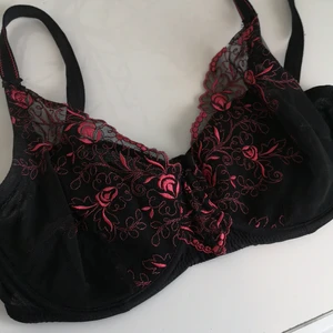 Change - Obetydligt använd BH från change i storlek 65H. Nypriset tror jag var kring 600kr. Säljes pga fel storlek.. 