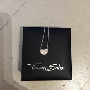  - Thomas Sabo-halsband i äkta silver (se baksidan). Knappt använt, nyskick. Normallångt. Pris nytt 900 kr   Kom gärna med egna prisförslag ❤️!! 