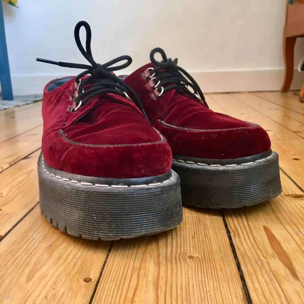 Dr Martens x Creepers specialsamarbete för några år sedan, finns inte i butik.   Skor i vinröd sammet och en hög platå. Sparsamt använda så i jättefint skick. . Skor.