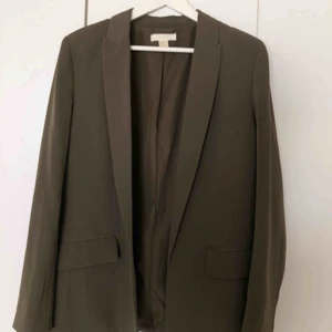  - En härlig mörkgrön kavaj/blazer i gott skick! Använd fåtal gånger, därav det goda skicket. 
