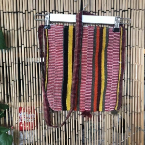  - Väska inköpt i Bolivia. Perfekt att slänga på sig när man ska cykla till stranden!   Material troligtvis bomull.   Köpare står för eventuell frakt annars kan jag mötas upp i Stockholm :) 