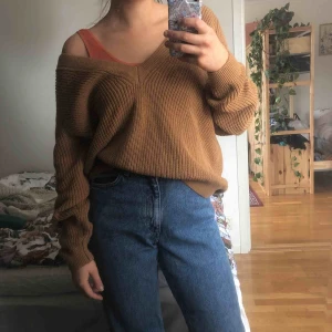  - Oversized stickad ifrn IVYREVEL 60%bomull 40%akryl  avslappnad med snygg urringning   Köpare står för eventuell frakt annars kan jag mötas upp i Stockholm :) 