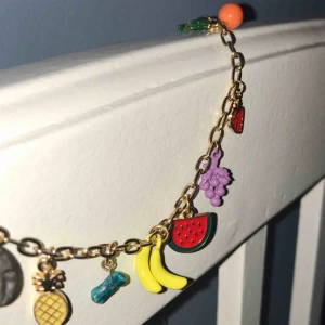  - Fräääscht halsband med värsta fruktsalladen o massa detaljer. Har så jävla mycke smycken så hinner aldrig använda :( vet att nån annan behöver det mer än mig <3