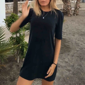  - tunika/klänning från Gina Tricot. fint skick! ber om ursäkt för oskarp bild