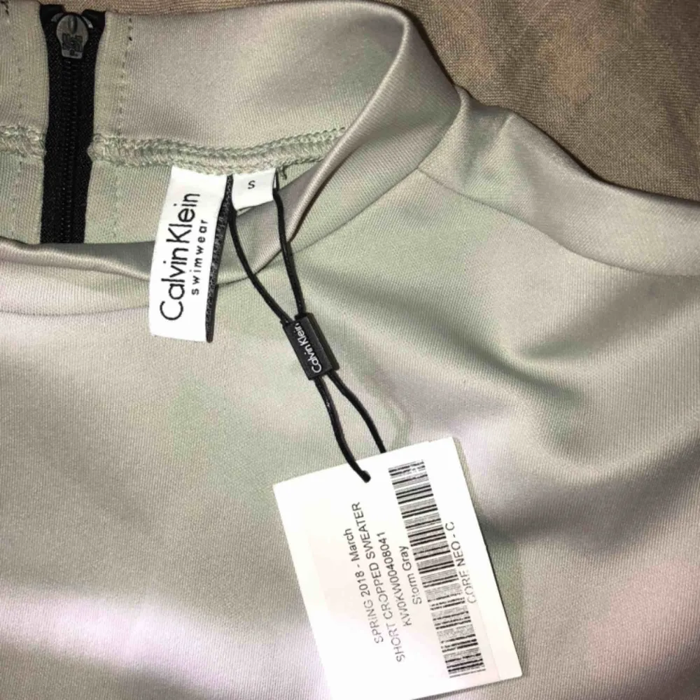 Säljer min unika Calvin Klein tröja. Köpt på en special- utförsäljning. Aldrig använd. 🥰. Toppar.