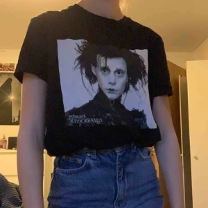  - T-shirt ifrån lefties med tryck i storlek S, köparen betalar frakt☺️ 