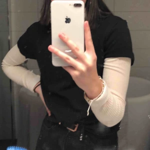  - Beige tröja i Manchester från Gina tricot. Jättefin att ha under T-shirt men också som den är, storlek XS. Möts upp i Stockholm eller fraktar