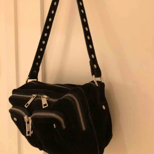  - Jag säljer min Nunoo väska i modellen ”ellie new suede” som är i ett väldigt bra skick! Orginalpriset 1399kr 💕 Frakt tillkommer men kan även mötas upp i Linköping <3  Hör av er om ni undrar något!