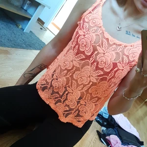 Neon orange - Fint neon oranget linne från Cubus i storlek S, men den är oversize och passar även M. Använd 2-3 gånger. Färgen gör sig inte rättvis på bild! 60 kr 🌸
