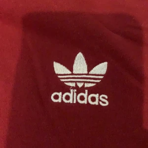 Adidaströja - Säljer nu min adidaströja som är köpt här på Plick. Fint skick!!