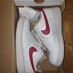 Röda airforce 1 - Säljer ett par airforce one i strl 40, dem är rena och fina! Köpta för 1100 kr. Kvitto och skokwrtongen följer med