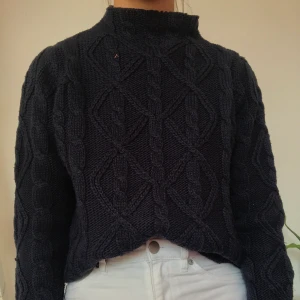 Stickad tröja  - Stickad tröja. Varm och mysig nu när vädret börjar bli kallare. Säljer då jag har flera liknande. Frakt tillkommer. Hör av er vid frågor. Visas på en s men passar även xs och mindre m beroende på hur man vill att den ska sitta