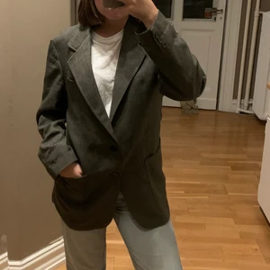 Så snygg kavaj! - Köpt second hand! Riktigt snygg och höstig!!! Möts upp i Lund/Malmö eller frakt 63kr!