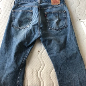 Levis 501 storlek 34 - Ett par snygga rätt slitna  / Oversize / boyfriend jeans. Levis 501. Köparen står för frakt!