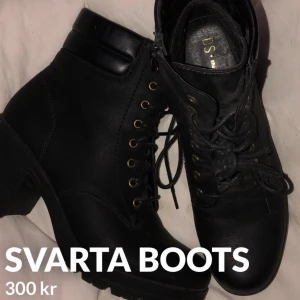 svarta boots med klack - knappt använda boots m klack använda 1 gång fint skick utan märken / smuts. köpta för 700kr säljs för 300 + frakt stl 39
