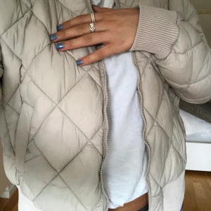 Varm jacka  - Varm men ändå tunn snygg fräsch jacka i superfint skick❤️