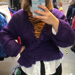 Kofta lila  - Lila kofta med jättegullig volang. Storlek xL men är liten i storleken. 