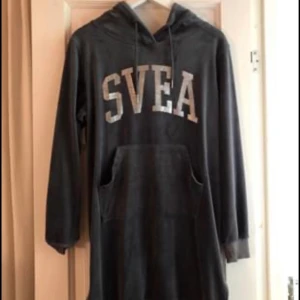 SVEA klänning  - Snygg mysig klänning från SVEA i jättegosigt material. Storlek xs men är i over size modellen så passar nog en S/M med. Vid snabb affär kan jag gå med på 75kr. Kan mötas upp i Fjärås/Skene/Borås eller skickas mot fraktkostnad på 79kr. 