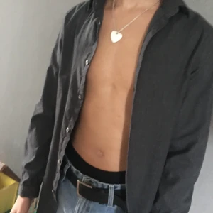 Grå skjorta - Skitsnygg grå skjorta, i strl S, knappt använd, oanvänt skick