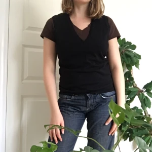 Svart Esprit väst - Utmärkt på egen hand eller med tröja under👌🏻 står storlek L men njaaa... Frakt tillkommer!