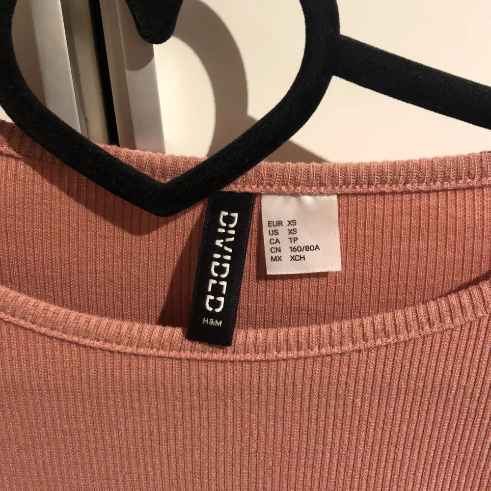 Rosa tröja från H&M i strl xs. Säljer för 30kr. Möts helst upp i sthlm men kan även frakta om köparen står för frakten!!. Toppar.