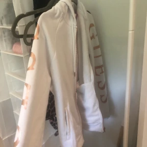 guess huvtröja - helt oanvänd. skriv för frågor!💓