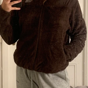 The northface fleece  - En brun fleece från the north face, köpt för 700kr, använd förra vintern, storlek M, 