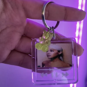 Nyckelring  - Beställ en nyckelring med en valfri bild och en gummy bear för 70kr (slumpmässig färg),✨ utan gummy bear 60kr ✨ FRI FRAKT 💞